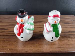 lot 2474 image: Ceramic Snowman Salt and Pepper Shakers