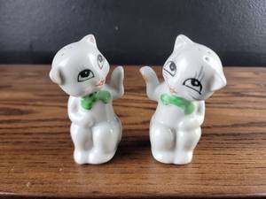 lot 2476 image: White Ceramic Cat Salt and Pepper Shakers with Green Bow Ties
