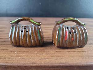 lot 2478 image: Handcrafted Ceramic Bird Salt Shaker