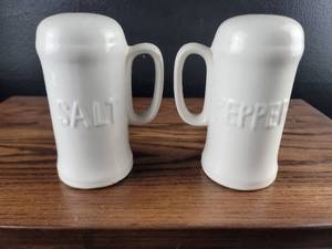 lot 2479 image: White Ceramic Salt and Pepper Shaker Set