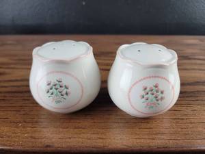lot 2486 image: Pink Floral Bouquet Salt and Pepper Shakers
