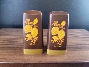 lot 2502 image: 1960s Brown and Yellow Leaf Pattern Salt and Pepper Shakers