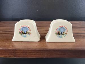 lot 2504 image: St. Louis Gateway Arch Salt and Pepper Shakers