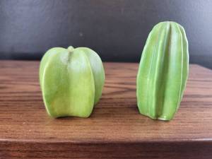 lot 2507 image: Ceramic Green Banana Salt and Pepper Shakers