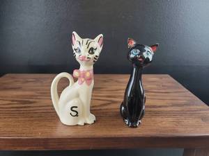 lot 2508 image: Ceramic Cat Salt and Pepper Shaker Set