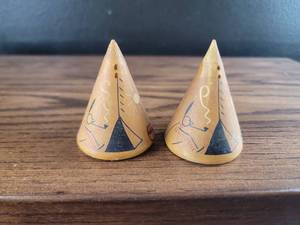 lot 2509 image: Native American Teepee Salt and Pepper Shakers