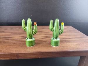 lot 2511 image: Ceramic Cactus Salt and Pepper Shakers