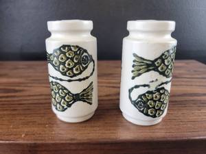 lot 2514 image: Fish Pattern Ceramic Salt and Pepper Shakers