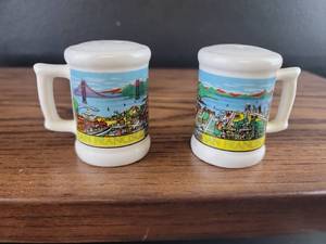 lot 2517 image: San Francisco Souvenir Salt and Pepper Shakers
