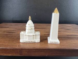 lot 2525 image: Washington DC Capitol and Monument Salt & Pepper Shakers