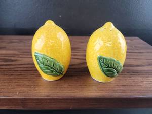 lot 2528 image: Ceramic Lemon Salt and Pepper Shakers