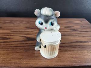 lot 2541 image: 1950s Ceramic Mouse Salt and pepper Shaker