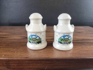 lot 2543 image: Knotts Berry Farm Salt and Pepper Shakers
