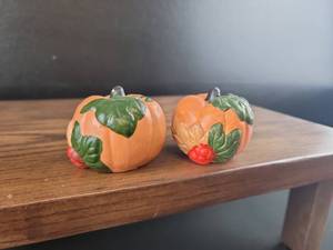 lot 2547 image: Ceramic Pumpkin Salt and Pepper Shakers