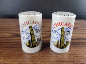 lot 2548 image: Chicago Sears Tower Salt and Pepper Shakers