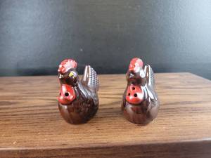 lot 2549 image: Brown Ceramic Rooster Salt and Pepper Shakers