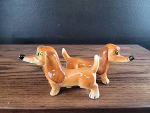 lot 2550 image: Ceramic Dachshund Dog Figurine Salt and Pepper Shakers