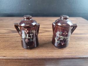 lot 2556 image: Decorative Brown Glass Salt and Pepper Shakers