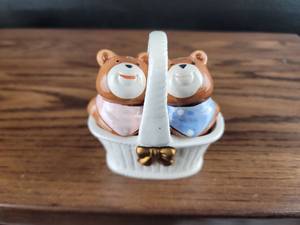 lot 2557 image: Teddy Bear Salt and Pepper Shaker Set
