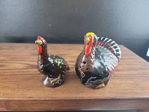 lot 2558 image: Thanksgiving Turkey Salt and Pepper Shaker Set