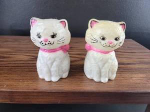 lot 2559 image: White Ceramic Cat Salt and Pepper Shakers
