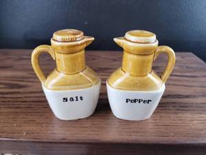 lot 2560 image: Yellow and White Ceramic Salt and Pepper Shakers