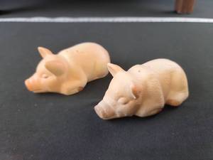 lot 2563 image: Ceramic Pig Salt and Pepper Shakers