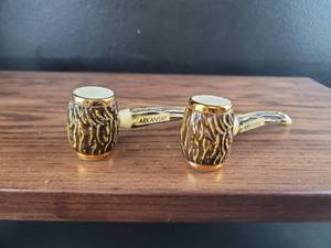 lot 2903 image: Arkansas Acrylic Tobacco Pipe Salt and Pepper Shakers