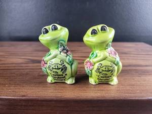 lot 2904 image: Maryland Crab & Frog Salt and Pepper Shakers