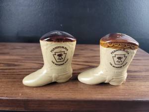 lot 2906 image: Pennsylvania Keystone State Cowboy Boot Salt & Pepper Shakers