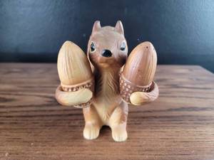 lot 2908 image: Mid-Century Squirrel Salt and Pepper Shaker Set