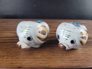 lot 2909 image: Japanese Ceramic Pig Salt and Pepper Shakers