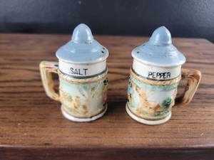 lot 2917 image: Decorative Ceramic Salt and Pepper Shakers Set