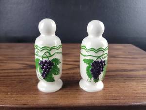 lot 2918 image: Hand Painted Grape Design Salt and Pepper Shakers
