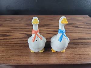 lot 2920 image: Ceramic Duck Salt and Pepper Shakers with Bow Ties