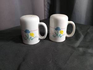 lot 2274 image: Spring Floral Salt and Pepper Shaker Mugs
