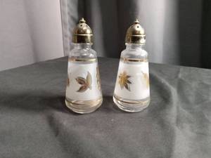 lot 2276 image: Frosted Glass Salt and Pepper Shakers with Gold Leaf Design
