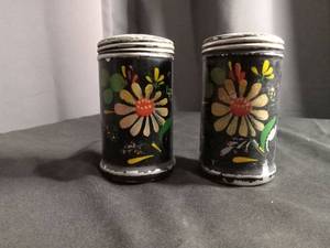 lot 2277 image: Hand-Painted Daisy Glass Shakers Set