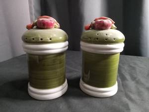 lot 2285 image: Ceramic Floral Salt and Pepper Shakers