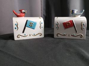 lot 2287 image: Decorative Ceramic Bird salt and pepper shaker