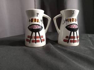 lot 2288 image: BBQ Grill Salt and Pepper Shaker Set