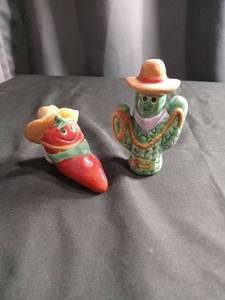 lot 2294 image: Southwest Cactus and Chili Pepper Salt & Pepper Shakers