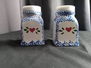 lot 2298 image: Heart Design Ceramic Salt and Pepper Shakers