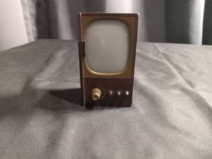 lot 2604 image: 1950s Television Salt and Pepper Shaker Set