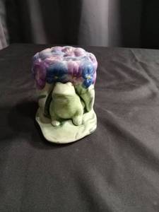 lot 2611 image: Ceramic Frog and Floral Salt & Pepper Shaker Set