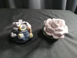 lot 2612 image: Ceramic Polar Bear Salt and Pepper Shaker Set