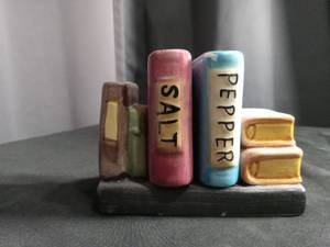 lot 2624 image: Ceramic Salt and Pepper Shaker Set