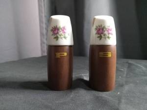 lot 2626 image: Floral Ceramic Salt and Pepper Shakers Set