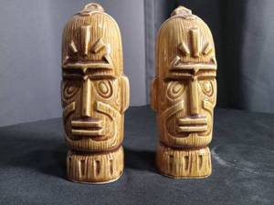 lot 2630 image: Hawaiian Tiki Salt and Pepper Shakers