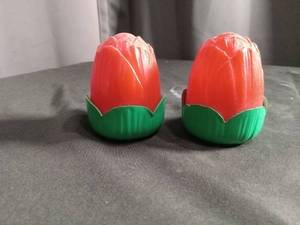 lot 2631 image: Red Rose salt and pepper shaker set